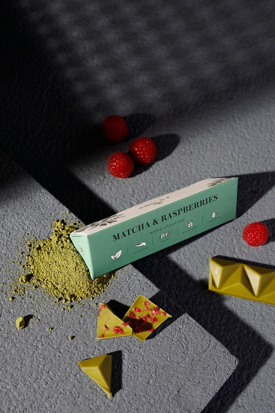 La Naya bean-to-bar chocolade gemaakt van 40% cacao verrijkt met matcha en frambozen - ingrediënten