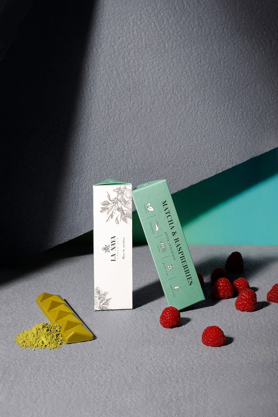 La Naya bean-to-bar chocolade gemaakt van 40% cacao verrijkt met matcha en frambozen