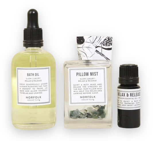 Ultimate Good Night - Deepest Sleep wellness set van Norfolk Natural Living, ontworpen om te helpen ontspannen en om makkelijker in een rustige slaap te vallen, inclusief badolie, diffuser olie en pillow mist.