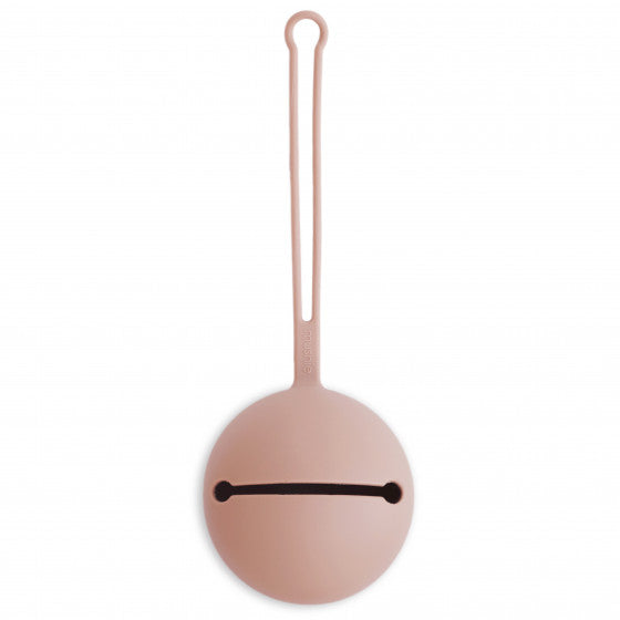 Roze fopspeenhouder van het merk Mushie dat tot 3 fopspeentjes kan houden.